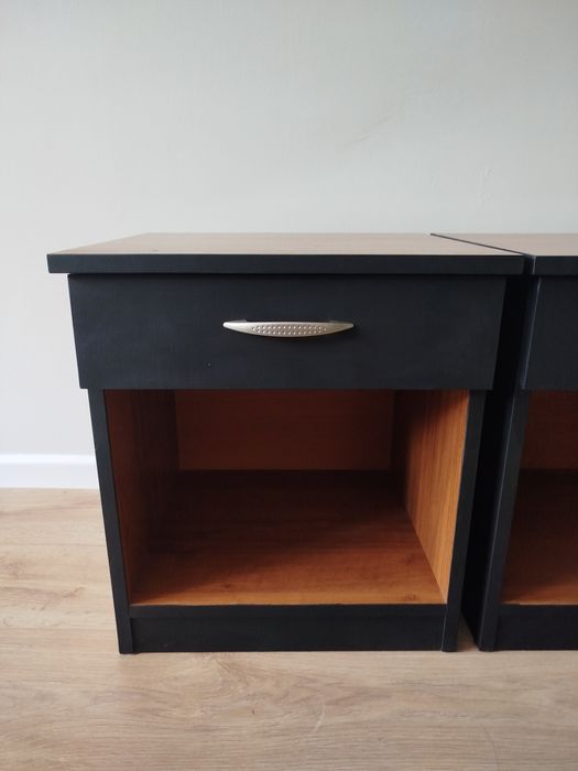 Две нощни шкафчета с чекмеджета