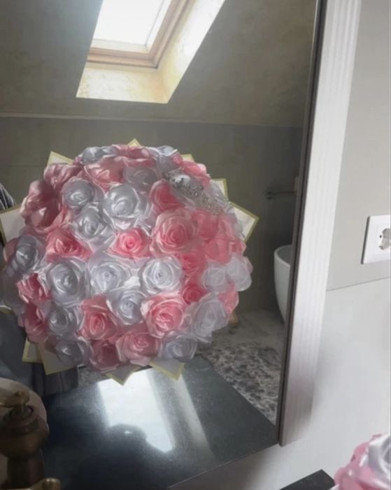 buchet de 53 de trandafiri din satin cu coronita inclusa