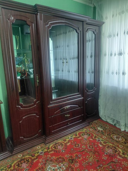 Продам камод со сервантом