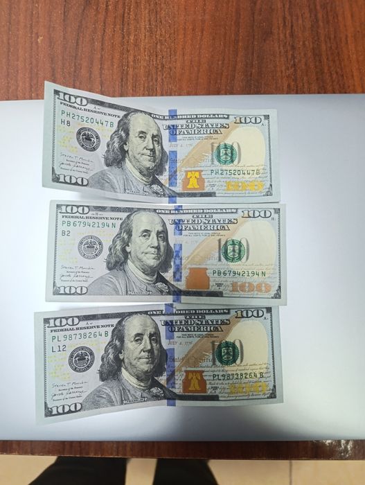 Проверка иностранных валют на банковском детекторе. Валюта текшириш.