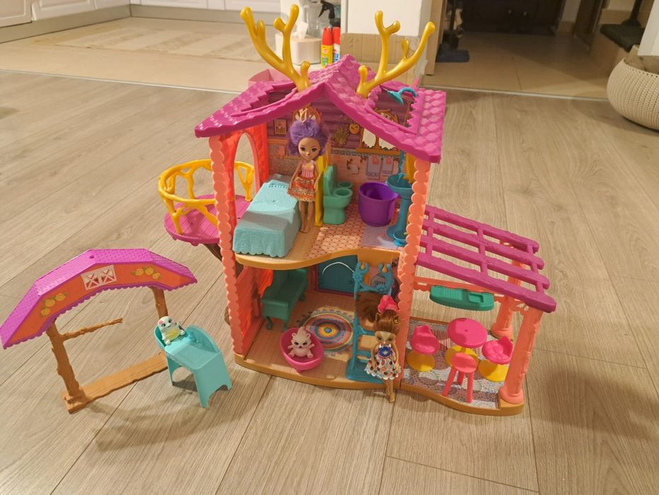 Casa Enchantimals + 2 Papusi si diferite accesorii.