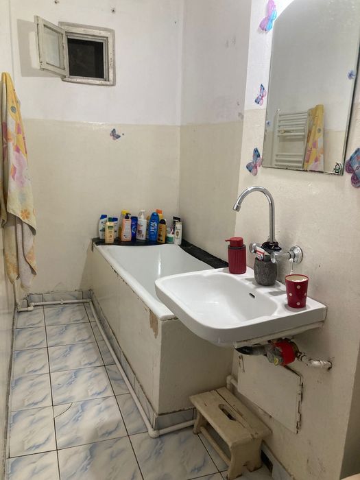 Vând apartament două camere decomandat etaj 2.