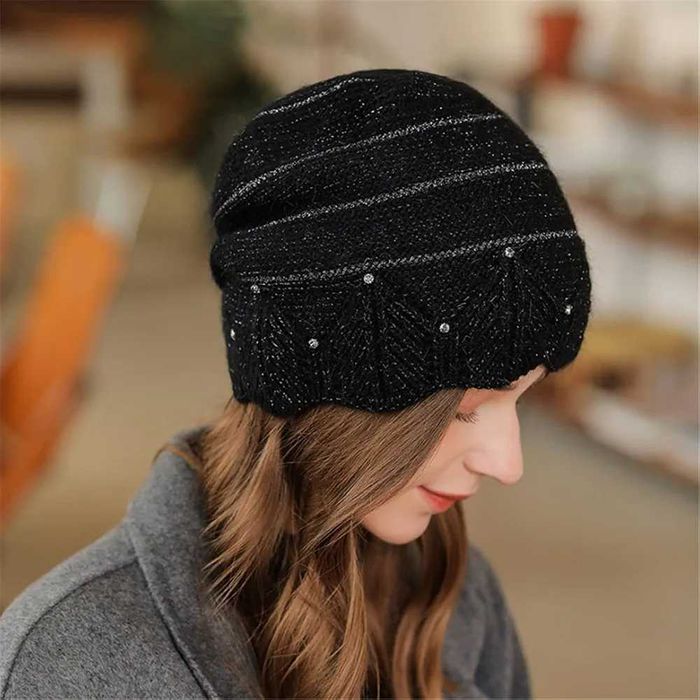 Дамска черна зимна шапка с камъчета