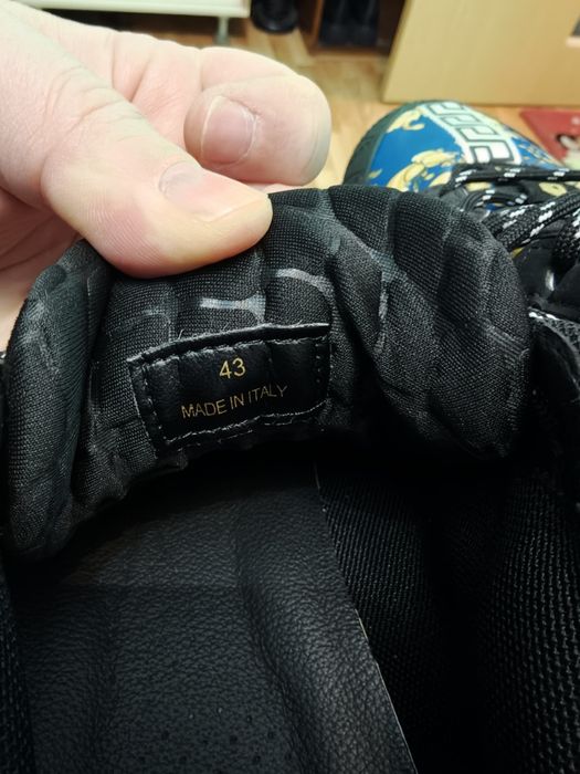 Vând adidași Versace