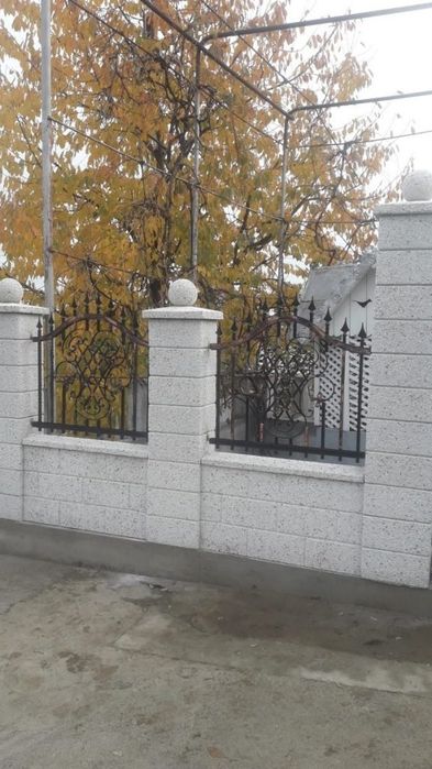 Garduri și porți din jaluzele șipcă metalică place de beton