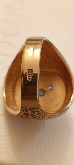 Перстень из золота с бриллиантами и изумрудом.