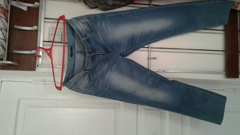 Джинсы голубого цвета резинка