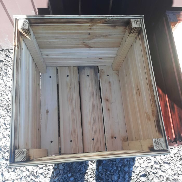 Деревянное кашпо для цветов