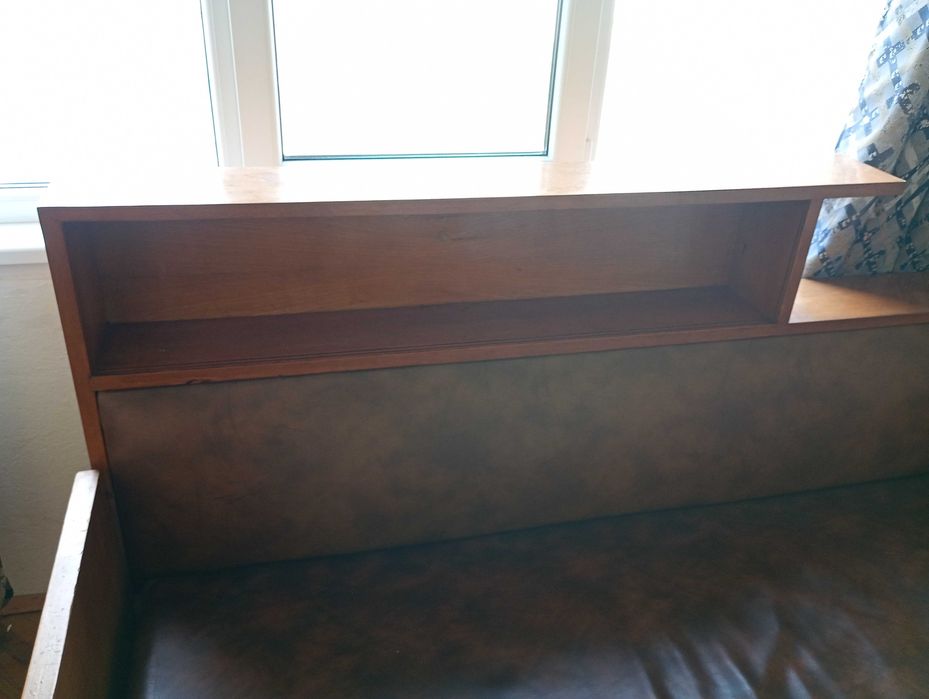 Продавам запазен единичен диван с две чекмеджета