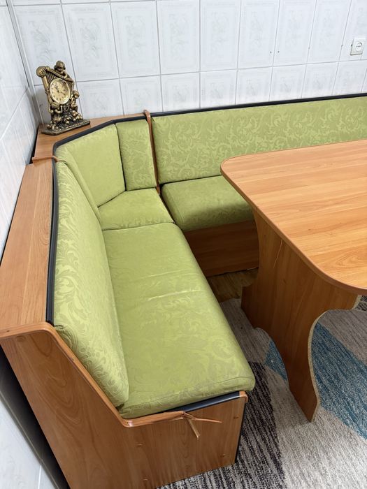 Продам кухоннный уголок со столом