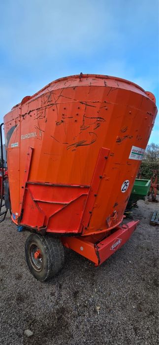 Remorca  tehnologica  furajare vaci . Angus baltata holstein kuhn 12