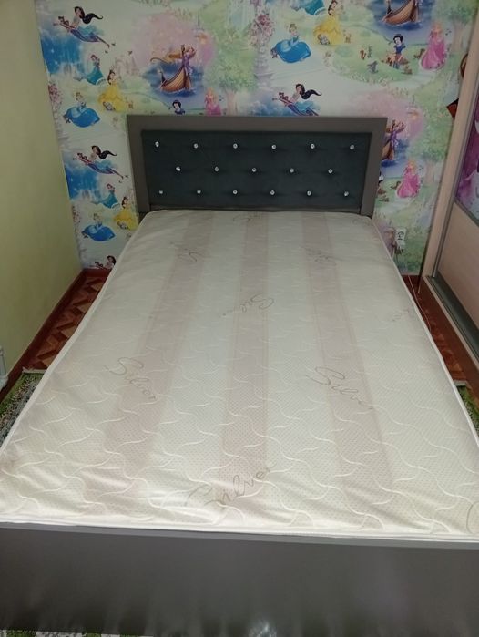 Кровать двуспальная с матрасом