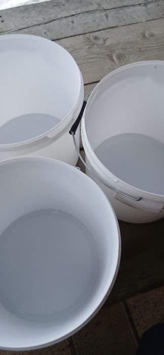 Găleți din plastic, cu capac