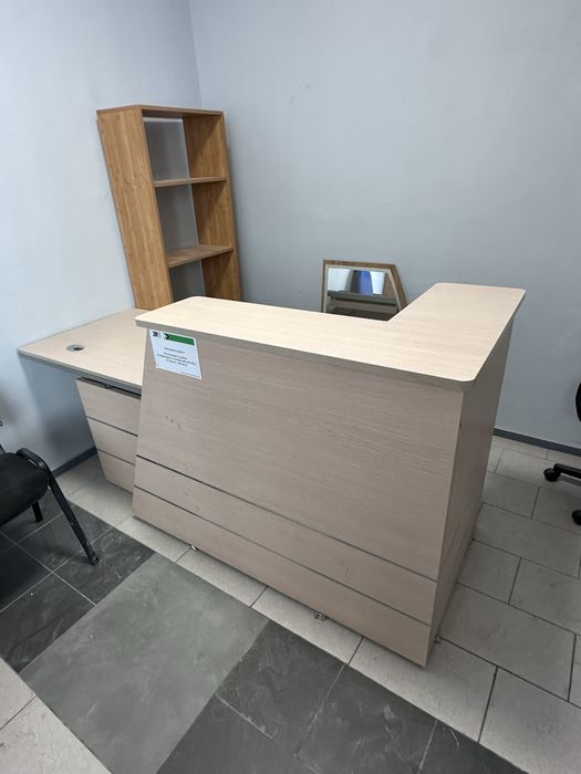Продавам бюрото исползвано много малко.