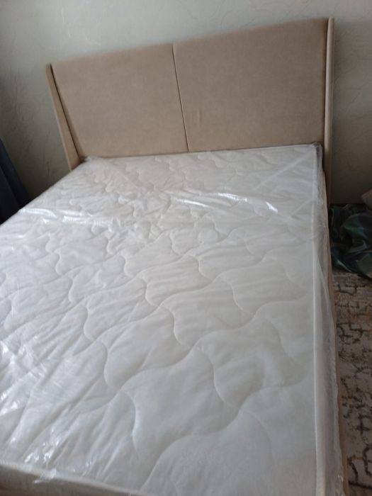 Двуспальняя кровать