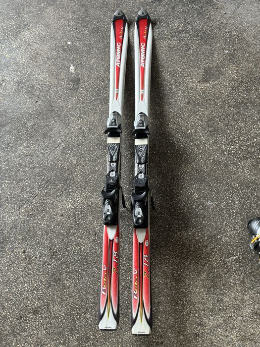 Vând set schiuri si clapari