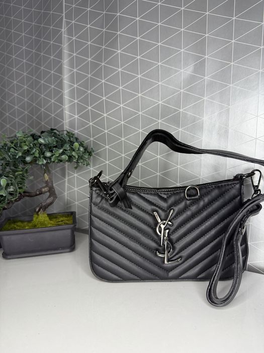 Poseta Yves Saint Laurent