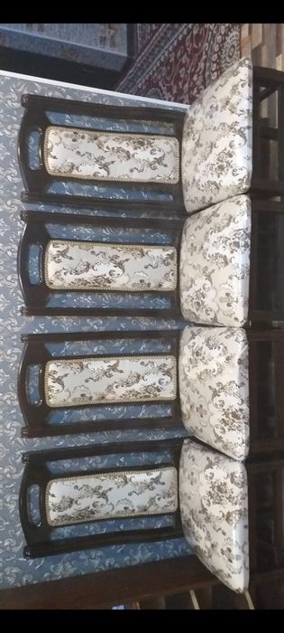 Срочна продаю гостиной  стол стулья уль