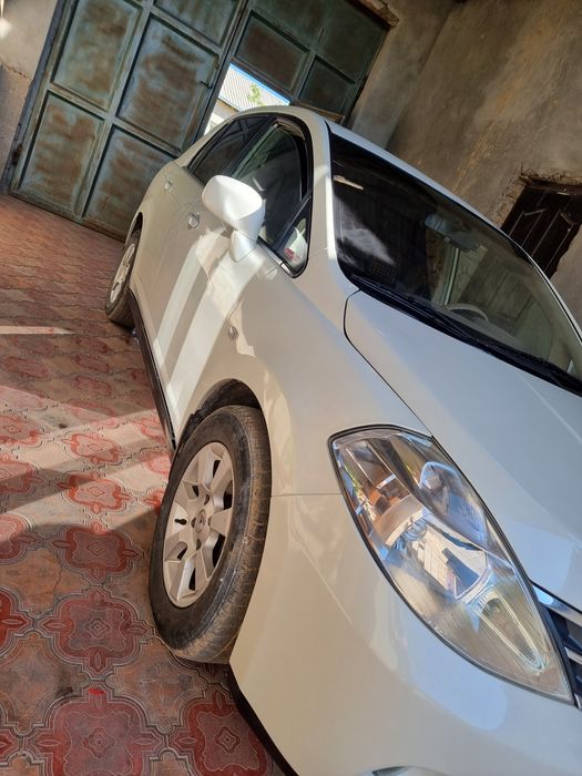 Nissan tiida sotiladi