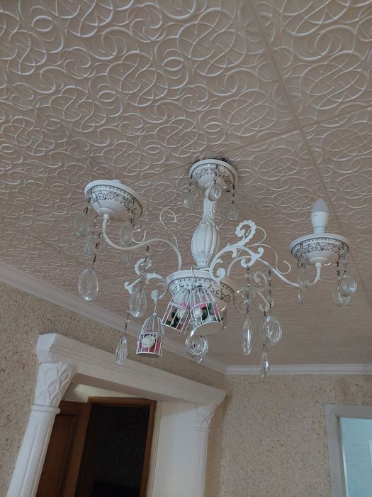 Продам две люстры..красивые трехрожковые