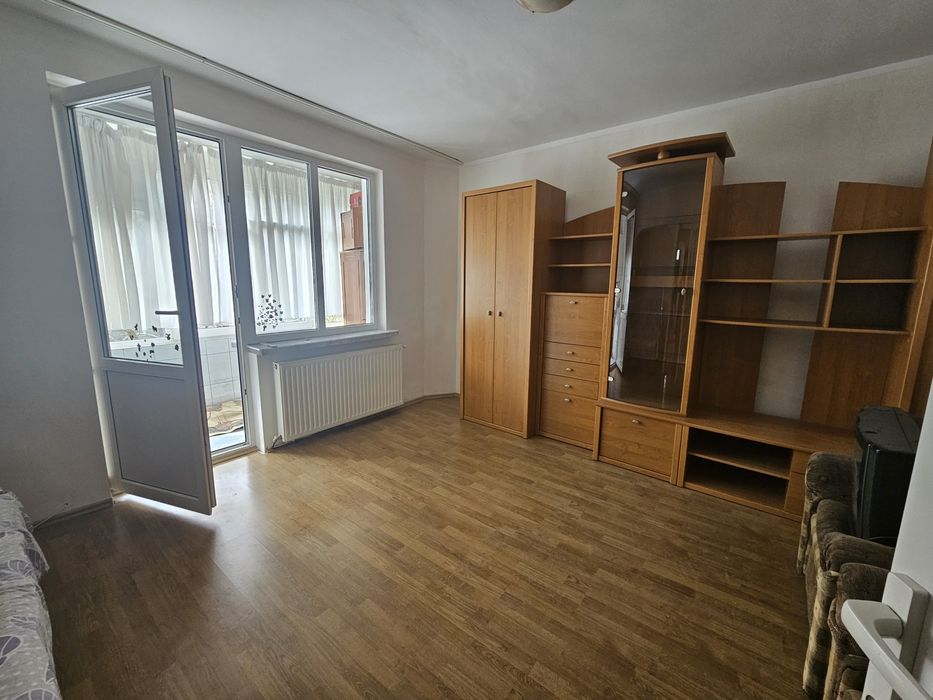 Închiriez apartament 3 camere