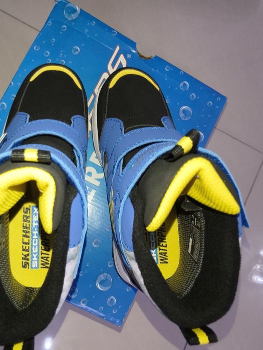 Ghete copii Skechers mărimea 30 – noi, impermeabile, cu lumini