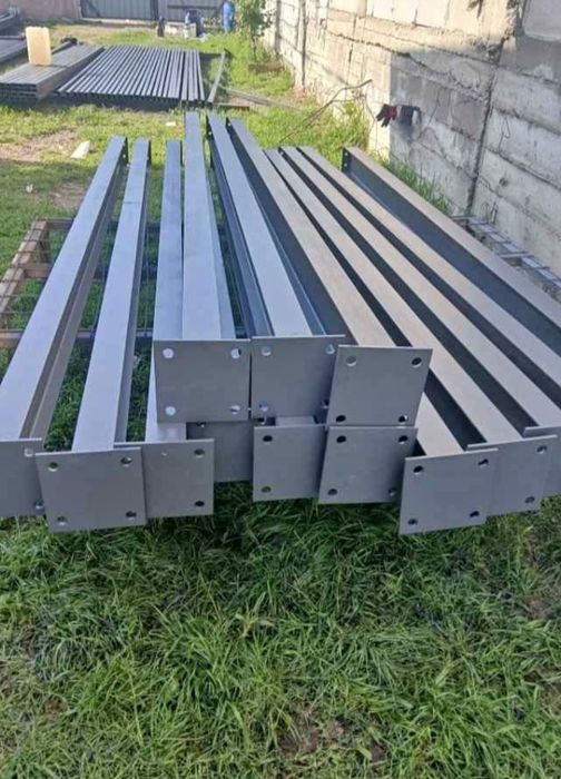Vând hale metalice  noi facem ori ce dimensiune pe comanda suntem 
10x20x4m 
5ferme 
10stalpi 
10cuzineti 
Prindere cu suruburi 
Preț 3000euro