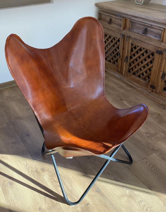 Продавам два стола тип Пеперуда от естествена кожа.Неизползвани.