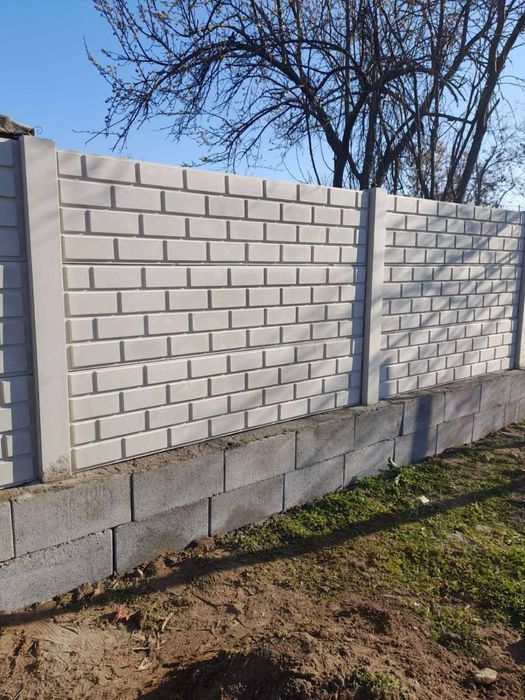 Vând stâlpi si plăci  de gard din beton!