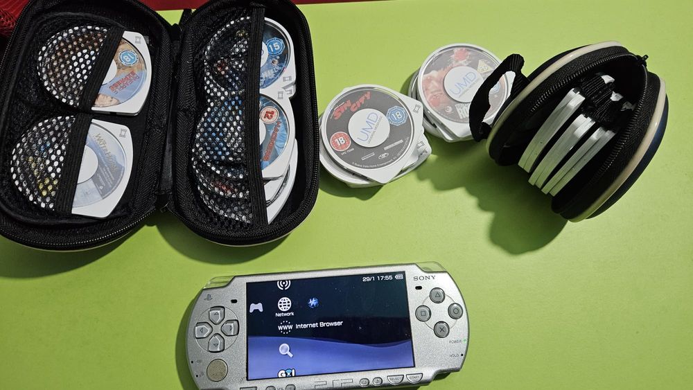 PSP portabil 2004 + 24 UMD-uri - Consola + Jocuri