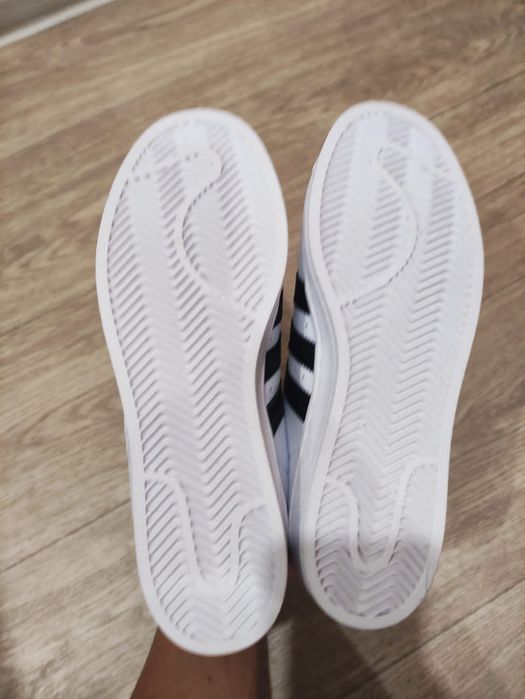 Продам новые кроссовки Adidas Superstar
