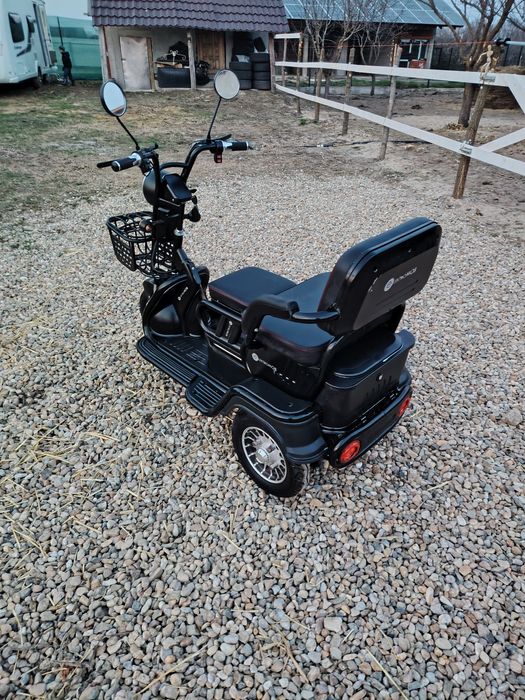 Triciclu electric 2 locuri 100 km aproape Nou 4 chei încărcător Alarma