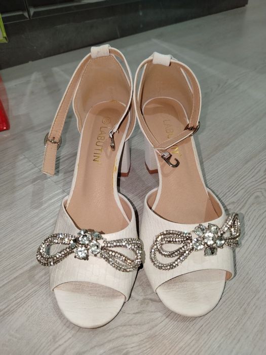 Ayollar tuflisi zamonaviy