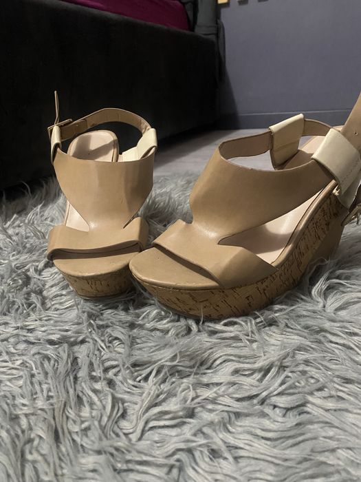 Vand sandale cu platforma