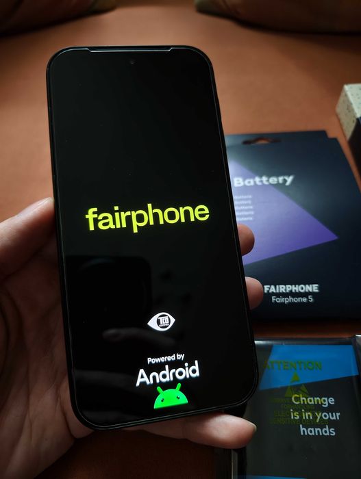 Fairphone 5 - 8GB RAM, 256GB Storage, versiunea transparenta & 2 baterii