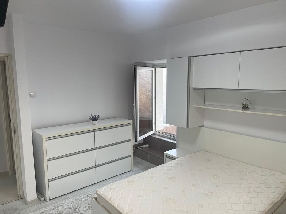Închiriez apartament central zona 0 compus din 3 cameri 2 bai 3 terase et 4 din 8 .