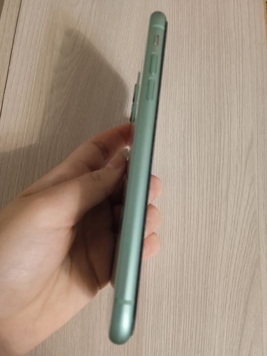 Продаю айфон 11 на 64 гб