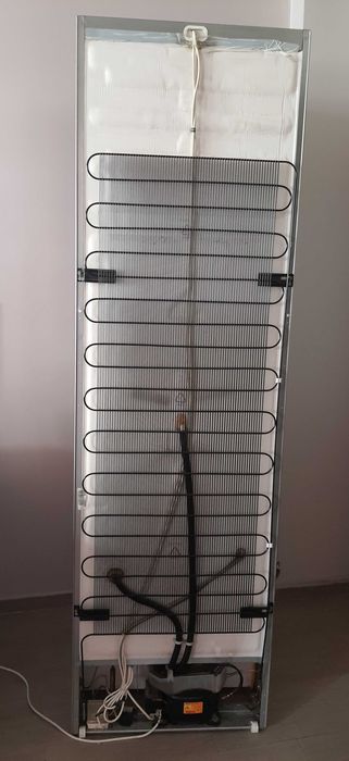 Продавам комбиниран хладилник с фризер Electrolux