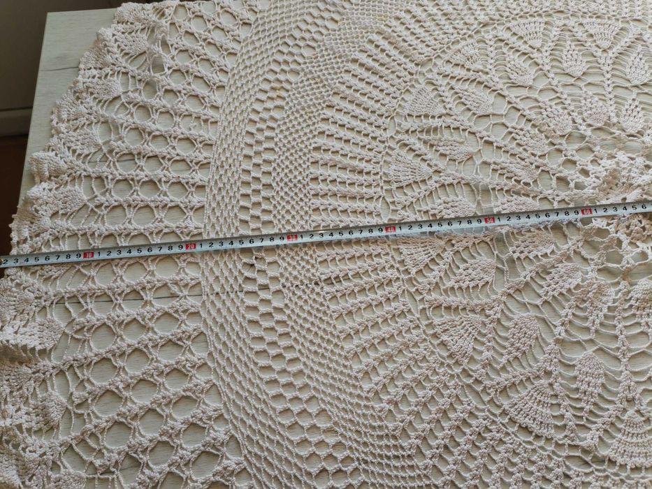 Голяма ръчно плетена дантелена покривка – една кука