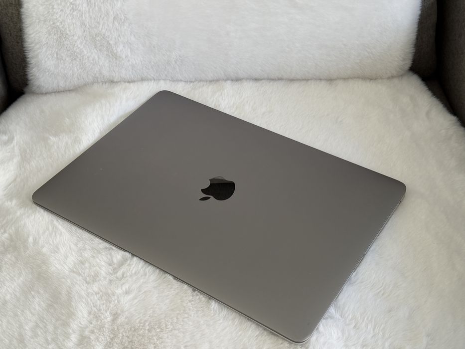 Apple MacBook Air 13”- Retina - 2019  i5, 8Gb ram, 128gb ssd.