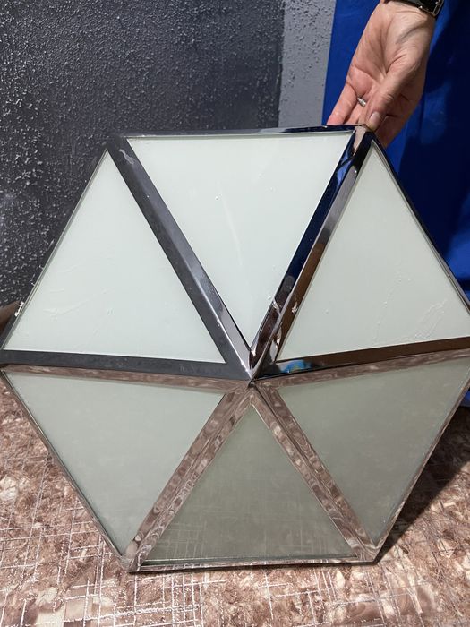 Продам люстры,плафоны на стену