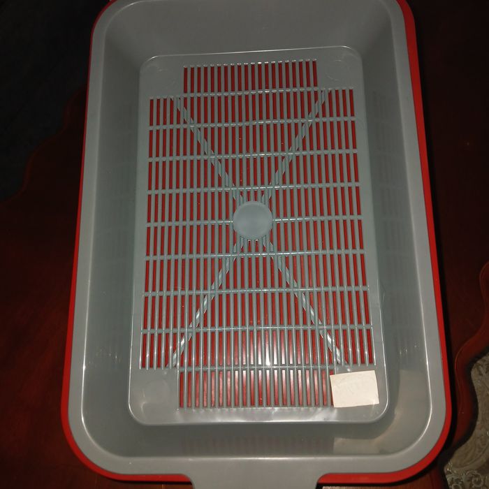 Туалет с сеткой для кошек.