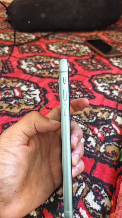 iPhone 11, sotiladi xotirasi 64gb.