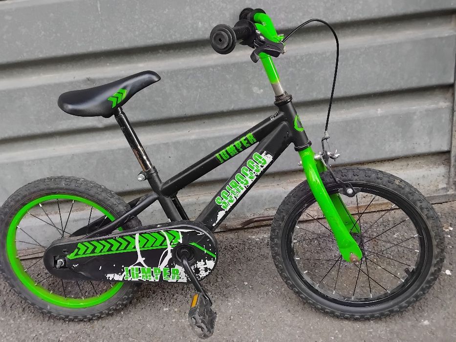 Bicicleta copii pe 16 cu roti ajutatoare și una mai mare cu viteze cu roti pe 20