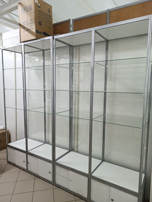 Стеклянные шкаф витрина