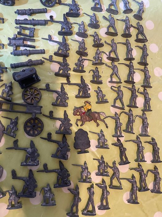 Circa 100 soldăței de plumb + soldați romanesti