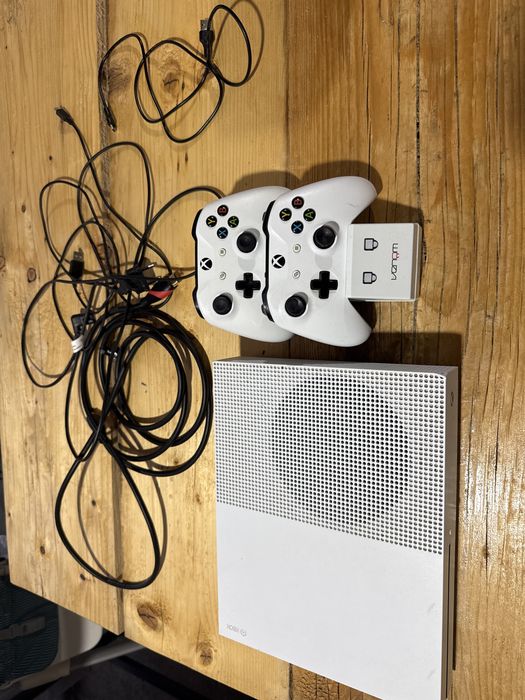 Vând xbox one S de 1 TB