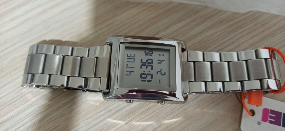 Vând ceas digital brățară metalica