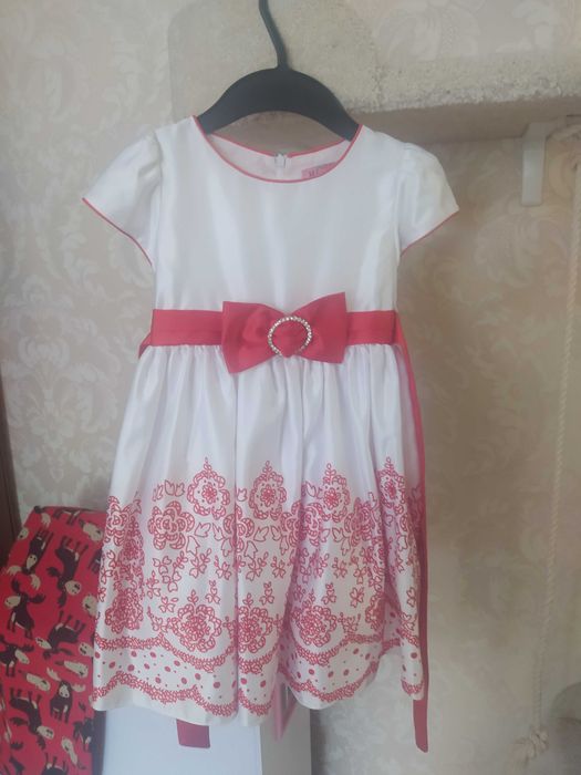 Платье праздничное на 4 года  на девочку