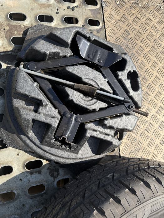 Патерица резервна гума за Ланд Ровер Фрееландер 2/LandRover Freelander